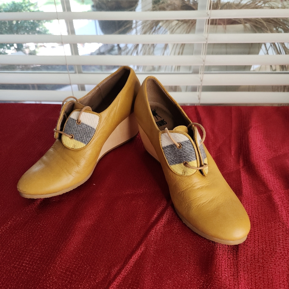 Twins by Mini Designs Mustard Gray and White Shoes Size 5.5